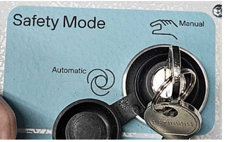 Key switch in Safety Mode, turned to "Manual"