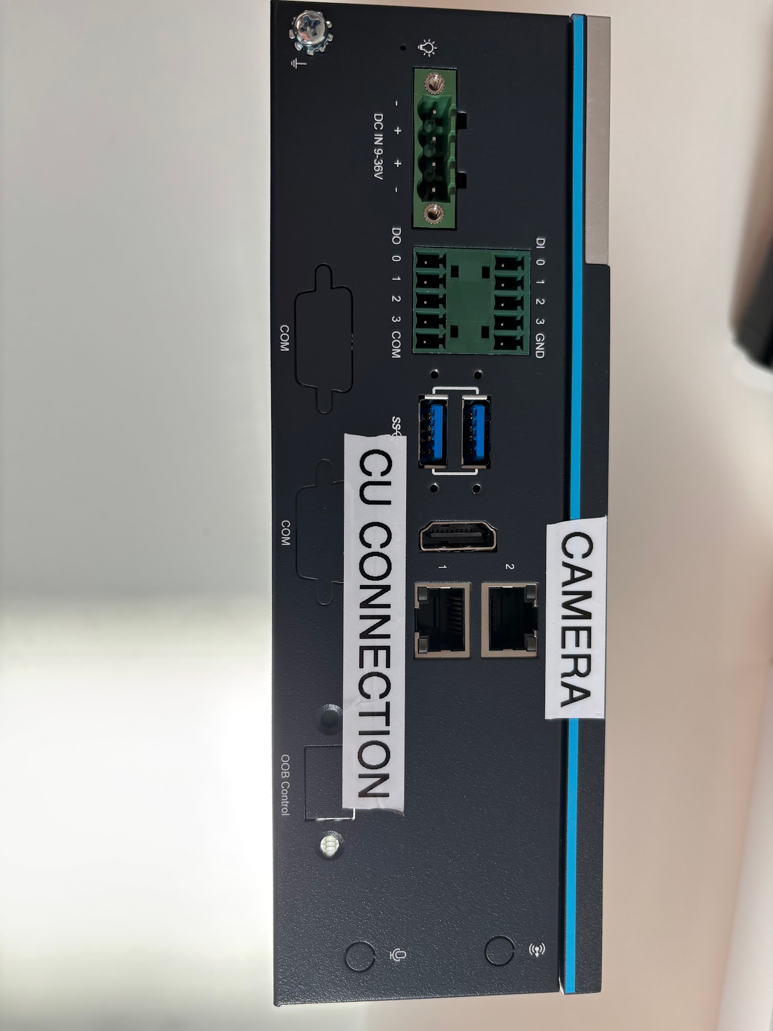 Peripheral-Port der Control Unit; Spannungsquelle 9-36 VDC, 15-5,6 A; Ethernet-Kamera (Zivid oder Orbbec Gemini); USB-Kamera (Orbbec Femto Bolt); Systemmasse